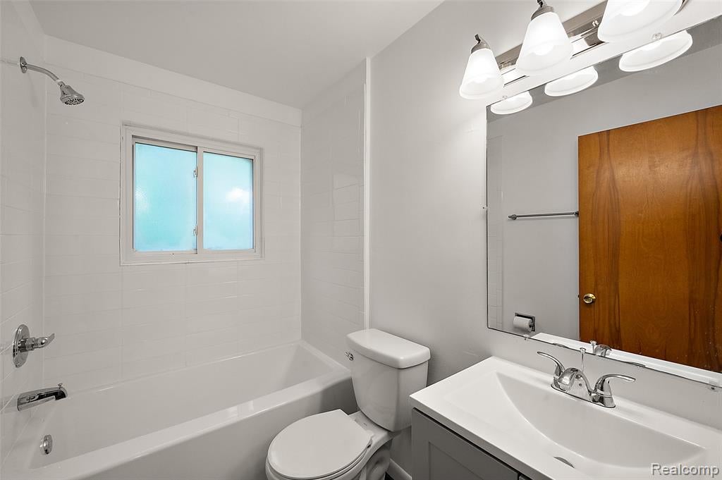 384 West Drahner Road, Unit B8 Oxford, MI 48371 - Photo 20 of 32 Gallery Image 20