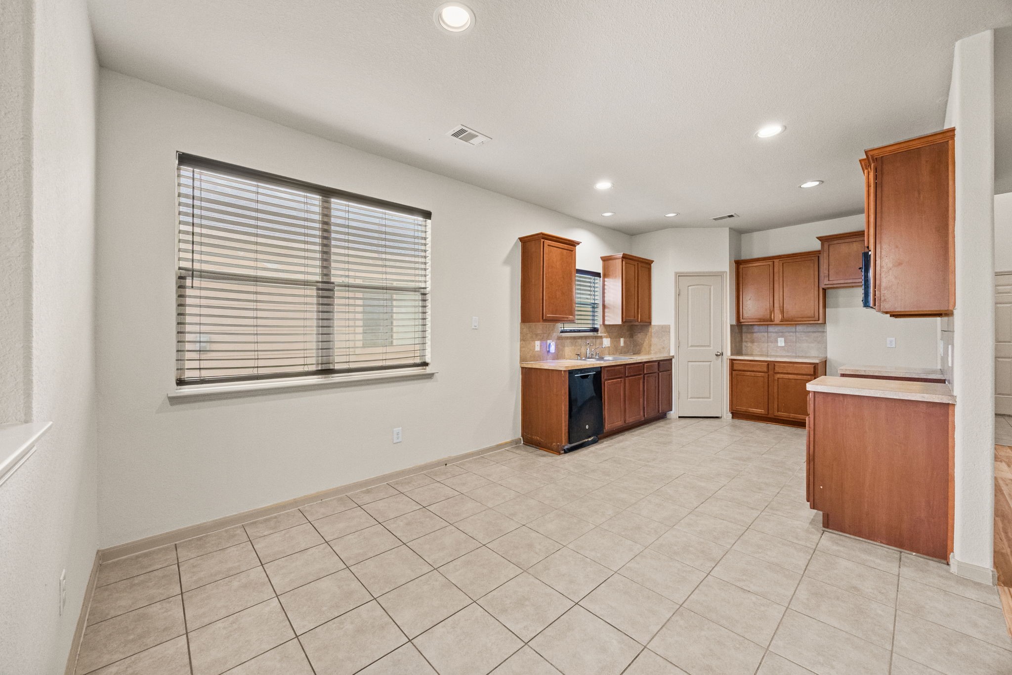 3606 Canvasback Lane Houston, TX 77047 - Photo 9 of 29 Spacious breakfast area opens to the kitchen, creating a bright and functional space for everyday living.
