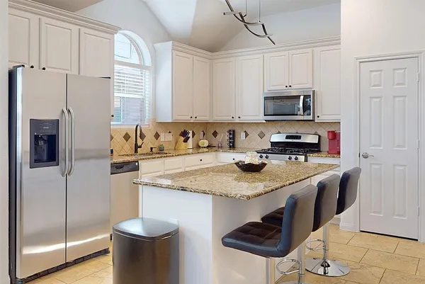 $3,600 | 18 Avenswood Place, The Woodlands, TX 77382