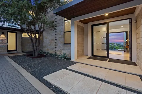 a entryway view with a outdoor space