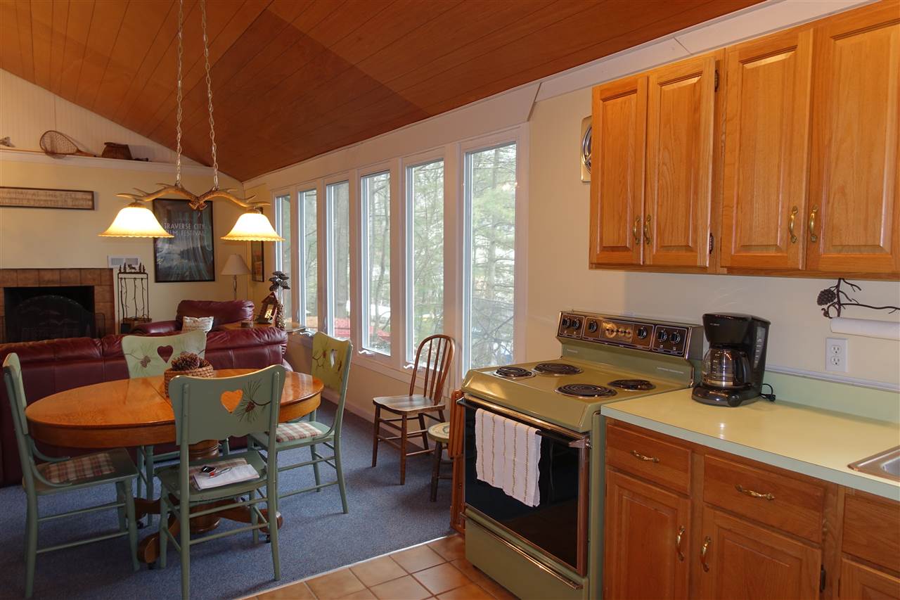 128 Highview Road Traverse City, MI 49696 - Photo 5 of 17 1815785-4.JPG