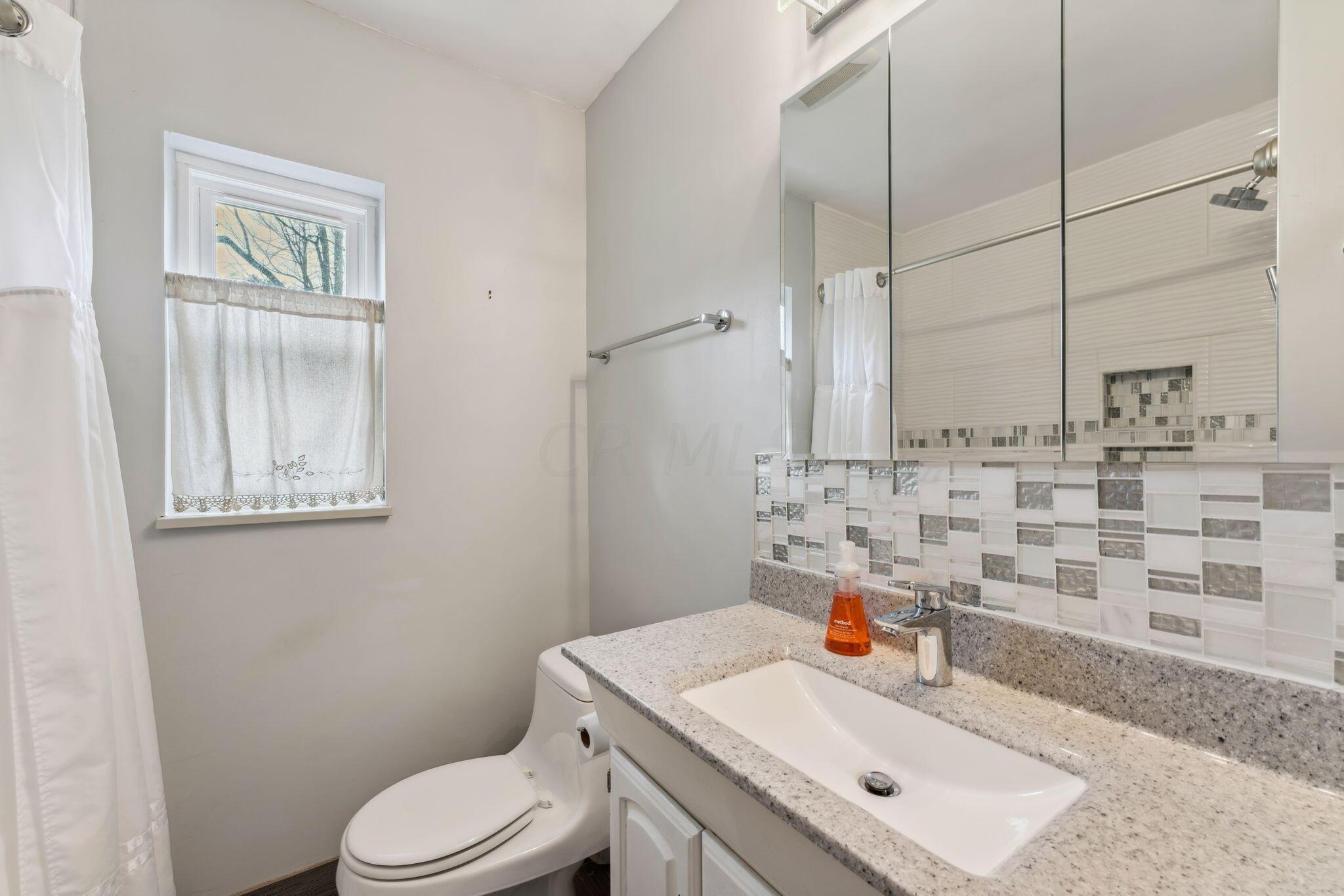 4540 Summit Ridge Road Columbus, OH 43220 - Photo 31 of 65 Main Level Full Bathroom