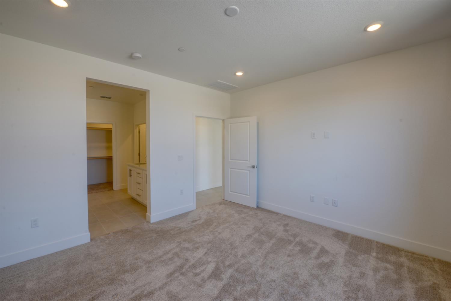 2109 Blossom Ranch Road Patterson, CA 95363 - Photo 20 of 33 an empty room with an entryway
