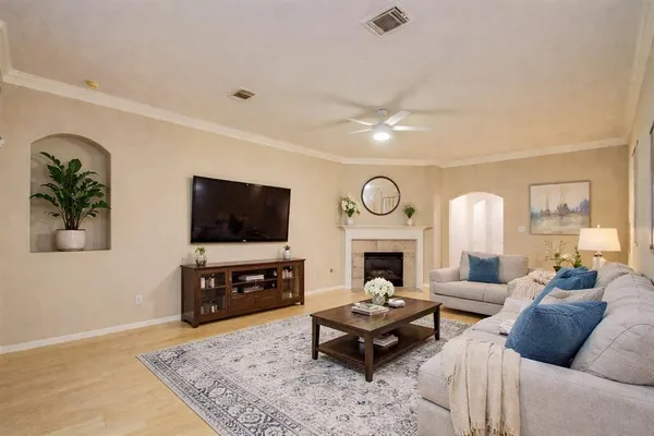 $2,250 | 923 North Sky Drive, Houston, TX 77073