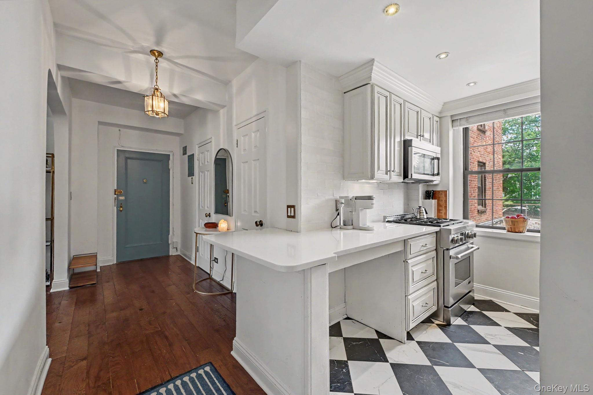 192 Garth Road, Unit TM Scarsdale, NY 10583 - Photo 6 of 34 Foyer - kitchen