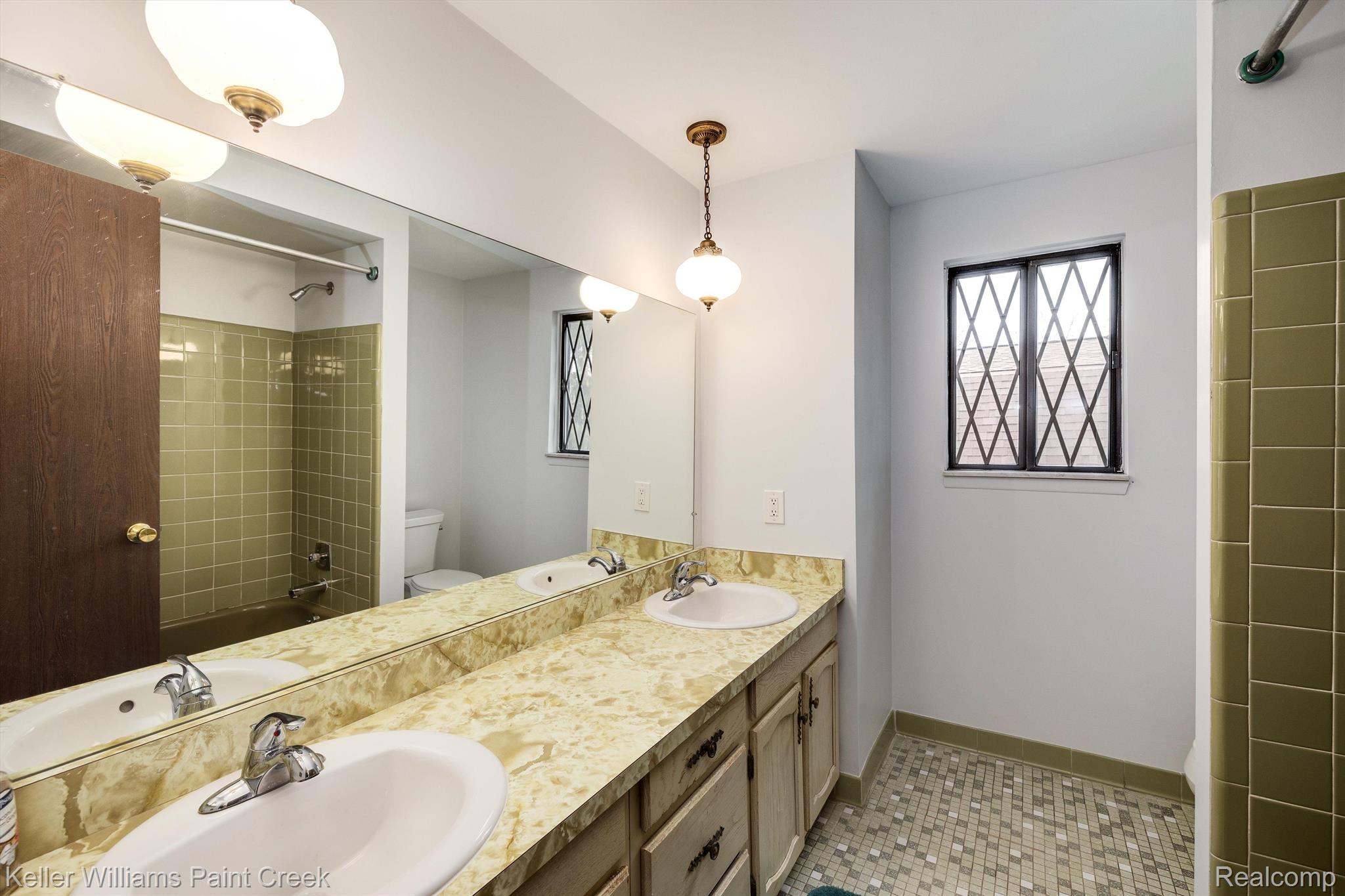 1968 Pondview Court Rochester, MI 48309 - Photo 29 of 45 Bathroom