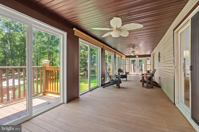 a picture of a room with a floor plan