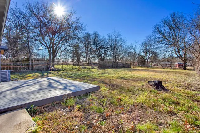 a view of yard with tree