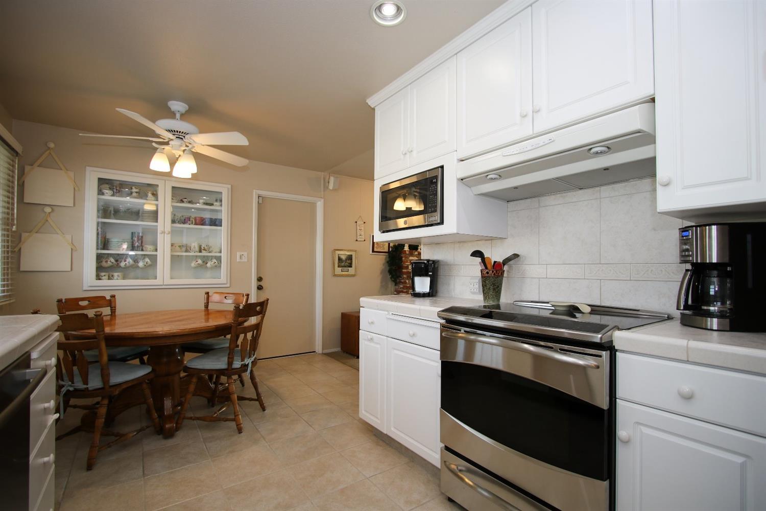 657 West Carpenter Avenue Reedley, CA 93654 - Photo 11 of 58 11