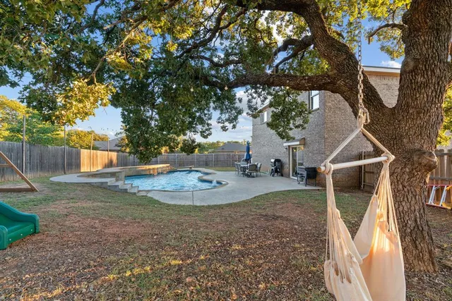 a view of a backyard with basketball court