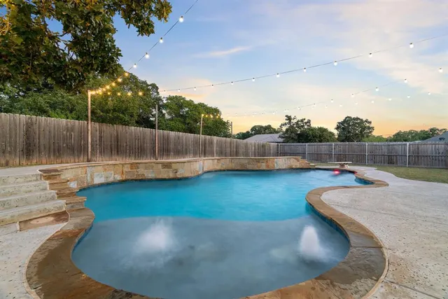 a view of a backyard