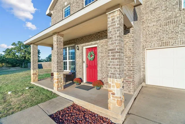 a view of entryway of the house