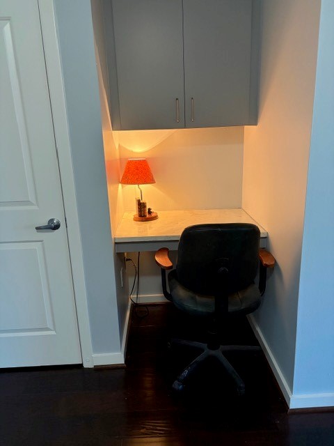 5925 Almeda Road, Unit 11513 Houston, TX 77004 - Photo 12 of 26 a view of table and chair in room