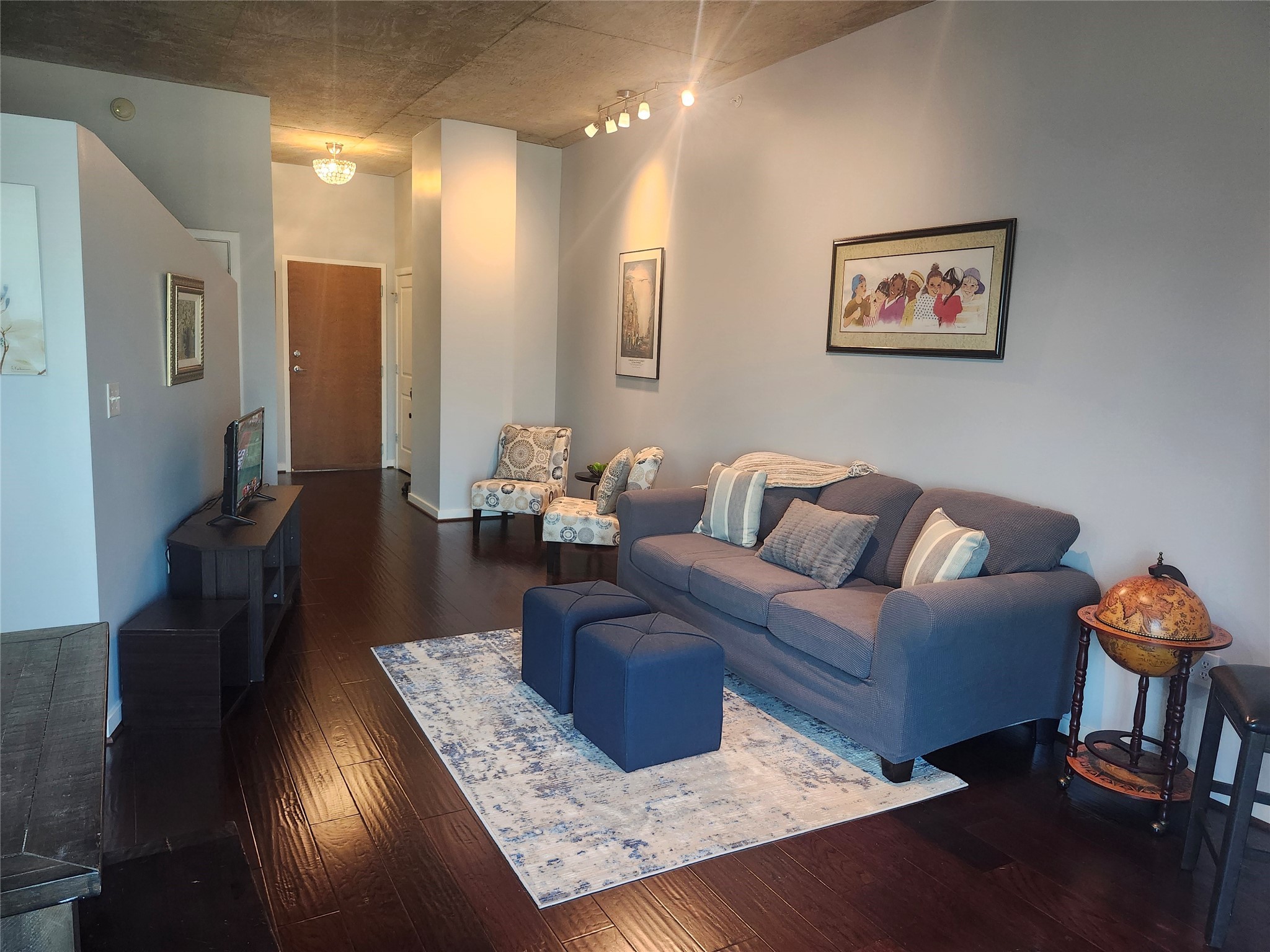 5925 Almeda Road, Unit 11513 Houston, TX 77004 - Photo 13 of 26 a living room with furniture and wooden floor