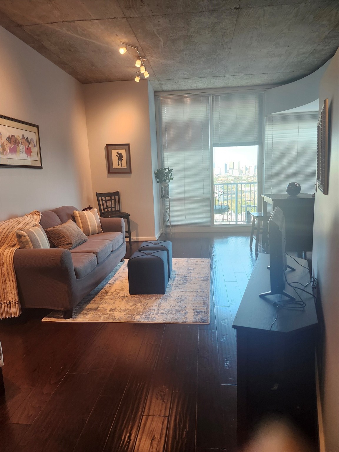 5925 Almeda Road, Unit 11513 Houston, TX 77004 - Photo 17 of 26 a living room with furniture and a large window