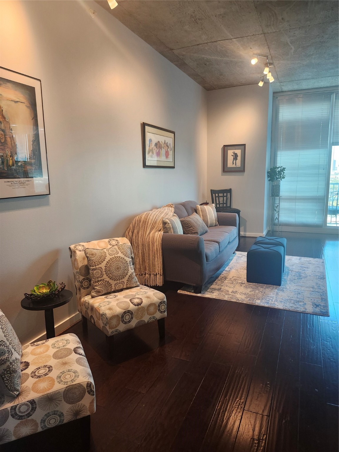 5925 Almeda Road, Unit 11513 Houston, TX 77004 - Photo 18 of 26 a living room with furniture and a wooden floor
