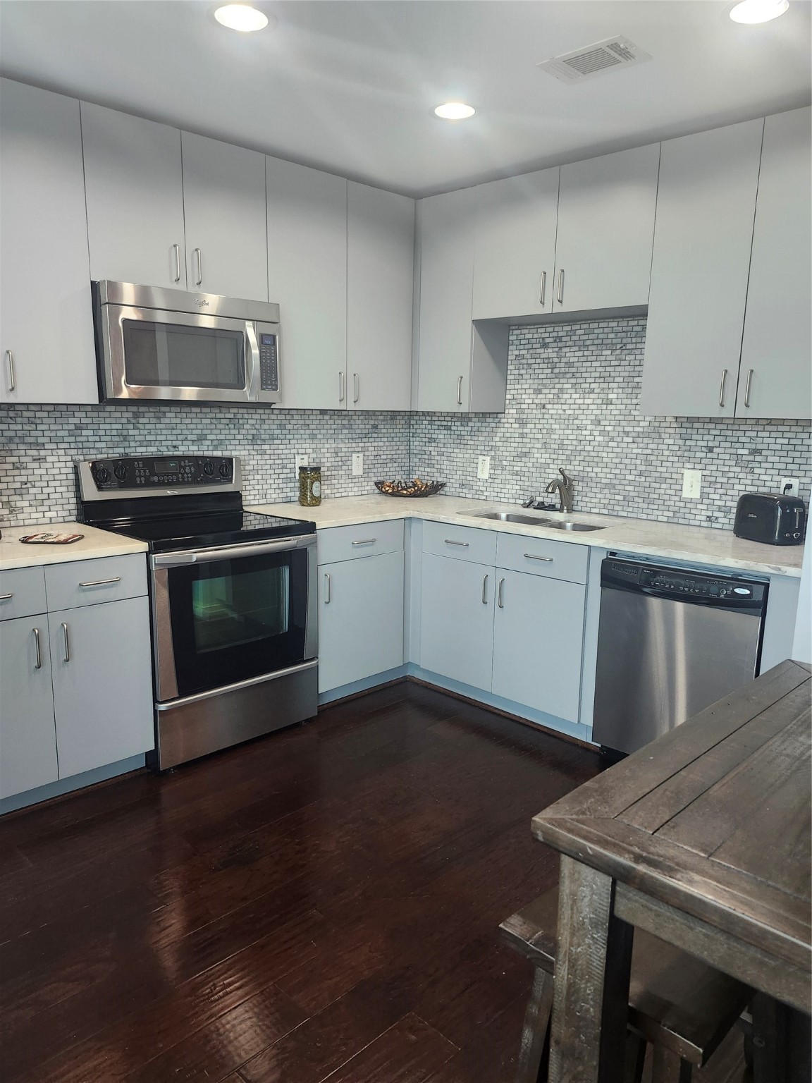 5925 Almeda Road, Unit 11513 Houston, TX 77004 - Photo 23 of 26 a kitchen with a stove a sink and a microwave