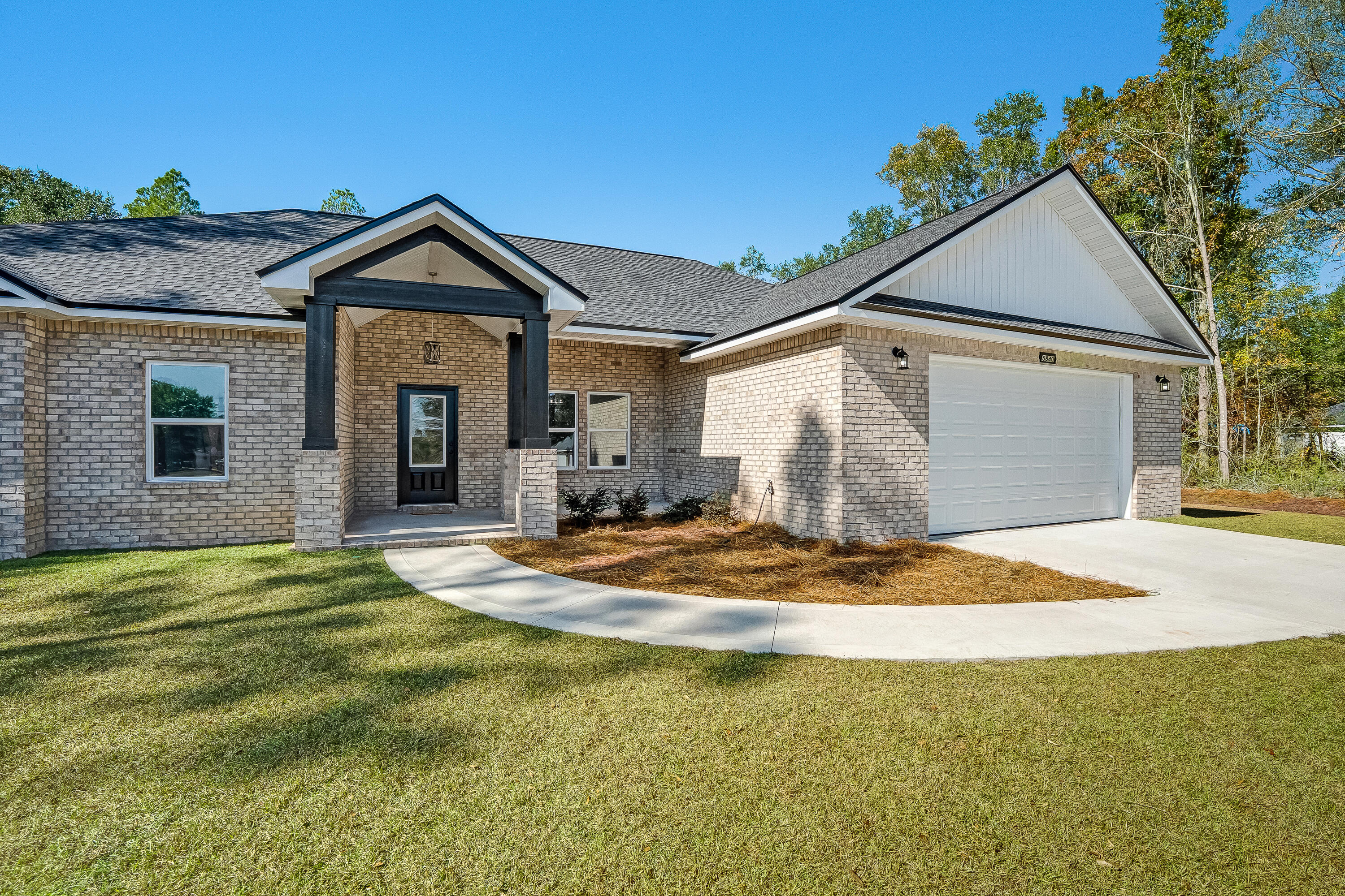 5840 Phillip Road Crestview, FL 32539 - Photo 5 of 59 a front view of a house with a yard