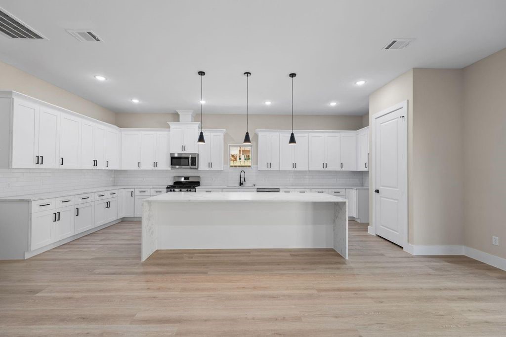 2615 Piemonte Avenue Cir Spring Spring, TX 77388 - Photo 7 of 21 a view of kitchen with kitchen island a sink dishwasher stove with wooden floors