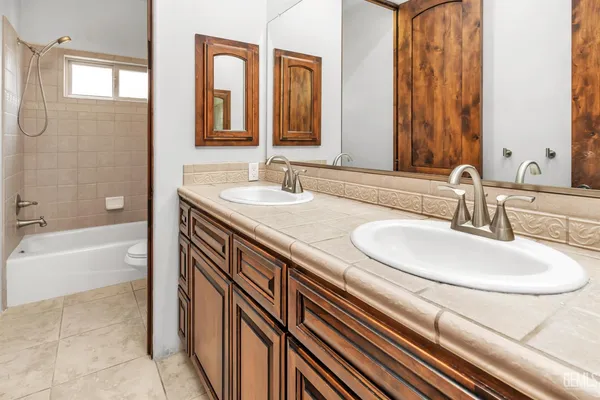 $979,000 | Undisclosed Address, Bakersfield, CA 93312