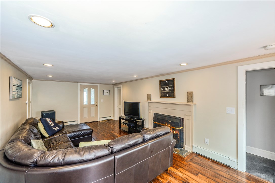 1567 West Main Road Middletown, RI 02842 - Photo 3 of 20