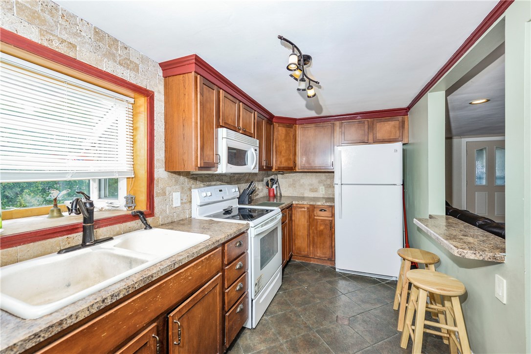 1567 West Main Road Middletown, RI 02842 - Photo 7 of 20