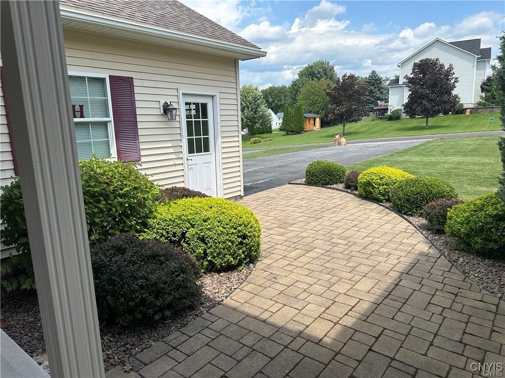 318 Middle Drive Lenox, NY 13032 - Photo 4 of 34