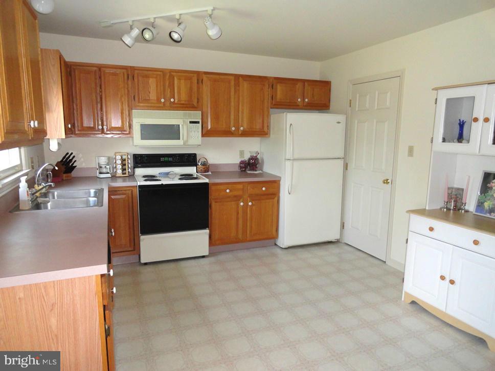 97 Laurie Lane Lititz, PA 17543 - Photo 6 of 12 Gallery Image 6
