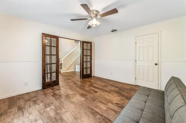 a view of livingroom with furniture