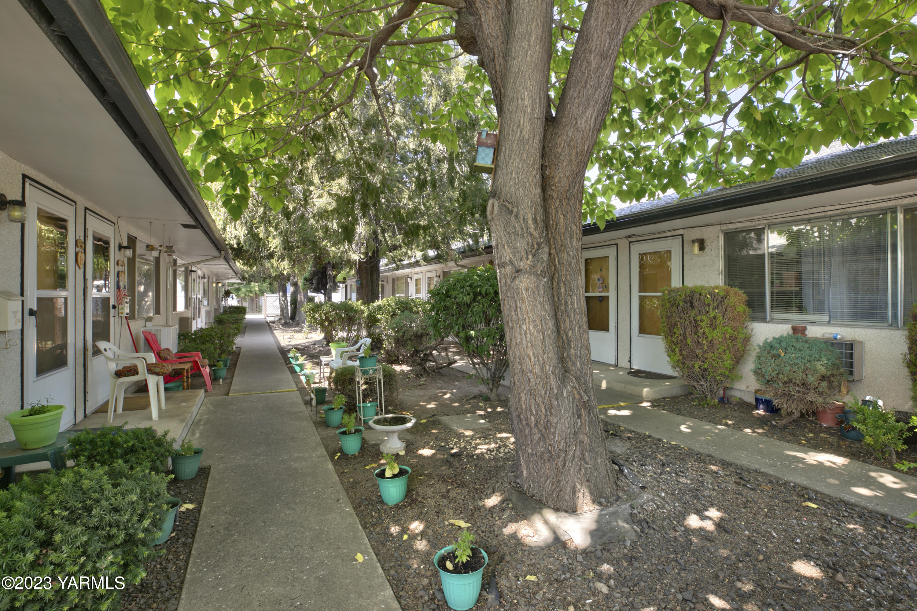 Shared Courtyard with 406 S 9th