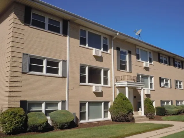 $205,000 | 5037 North East River Road, Unit 1B, Norridge, IL 60706