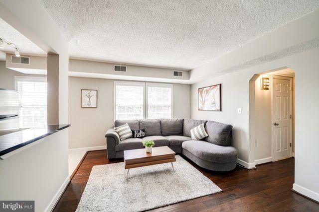 $284,000 | 604 Bashford Lane, Unit 2132, Alexandria, VA 22314