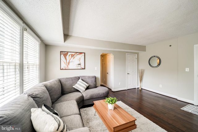 $284,000 | 604 Bashford Lane, Unit 2132, Alexandria, VA 22314