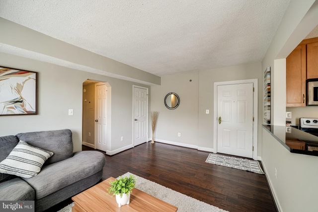 $284,000 | 604 Bashford Lane, Unit 2132, Alexandria, VA 22314