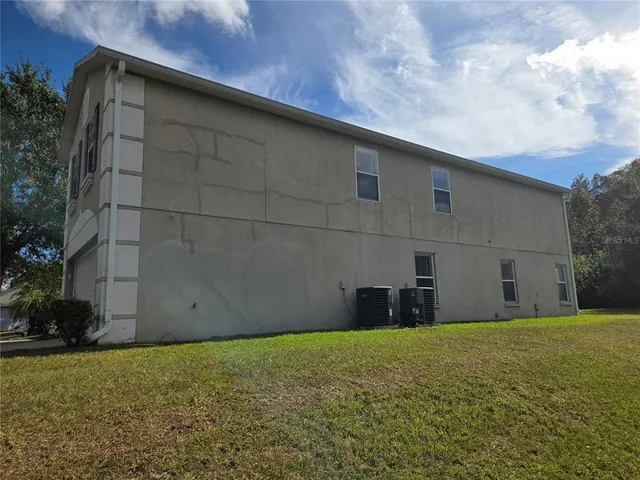 a view of house with garden