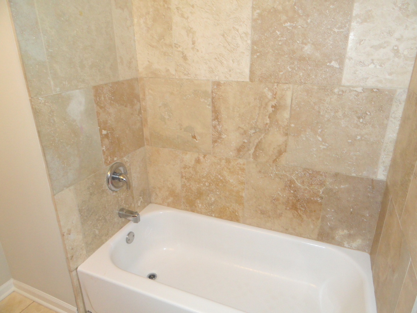 596 Maple Avenue Lisle, IL 60532 - Photo 15 of 21 a bathroom with a bathtub
