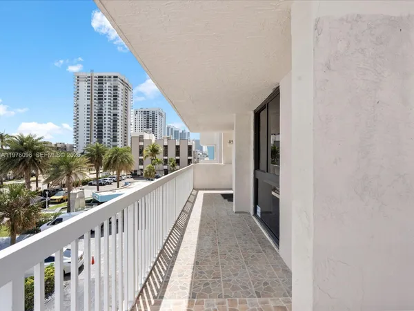 $3,000 | 1500 South Ocean Drive, Unit 3G, Hollywood, FL 33019