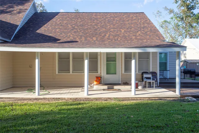 a view of a house with backyard and porch