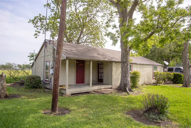 a view of a house with yard and tree s