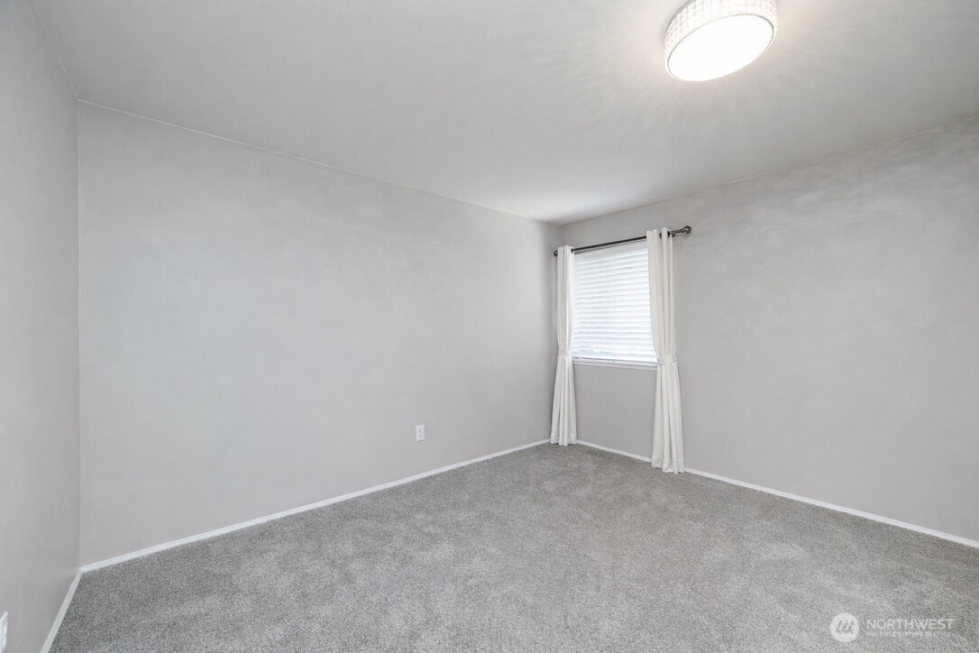 4905 Northeast 19th Court Renton, WA 98059 - Photo 12 of 26