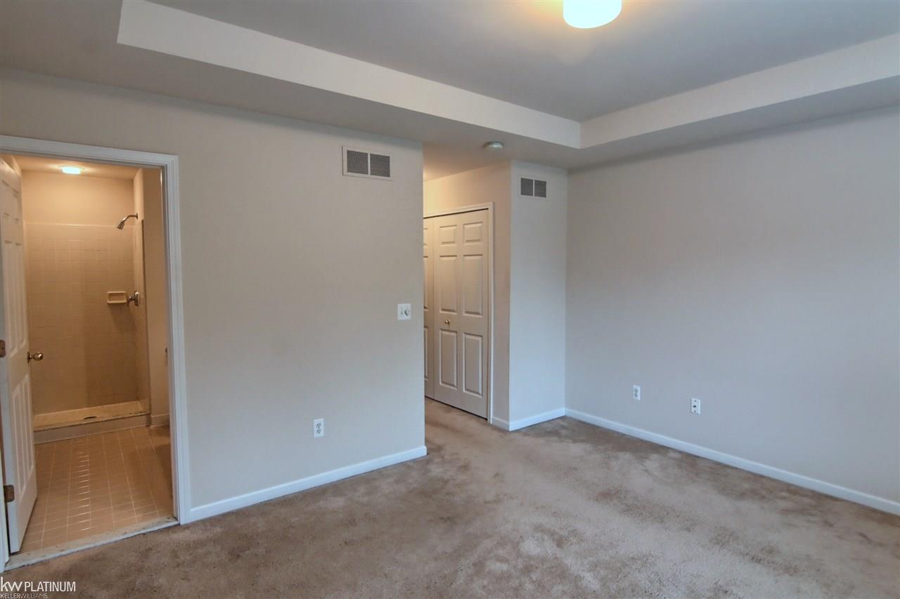30121 Raintree Circle New Baltimore, MI 48047 - Photo 8 of 16 31316075-7.JPG