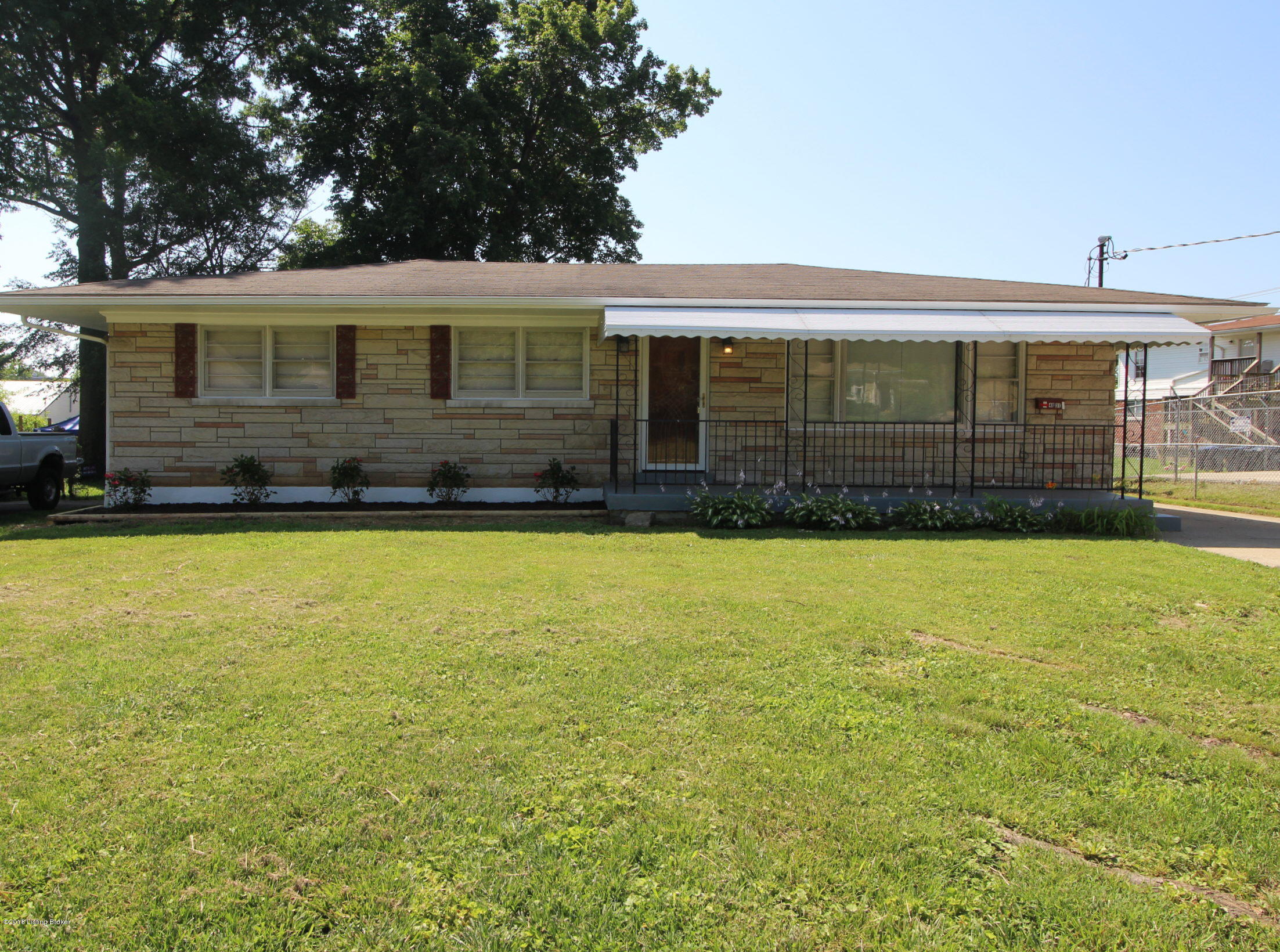 4831 Dover Road Louisville, KY 40216 - Photo 3 of 26 102 FRONT