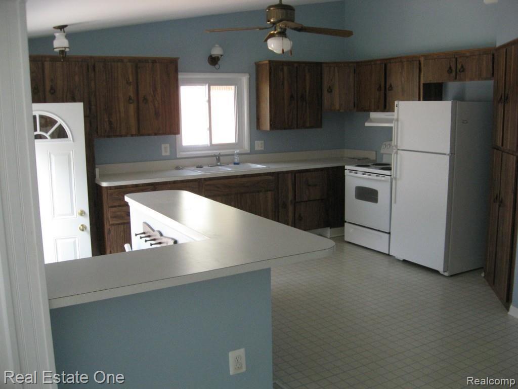 17511 Rougeway Street Livonia, MI 48152 - Photo 8 of 20 IMG_9815.jpg