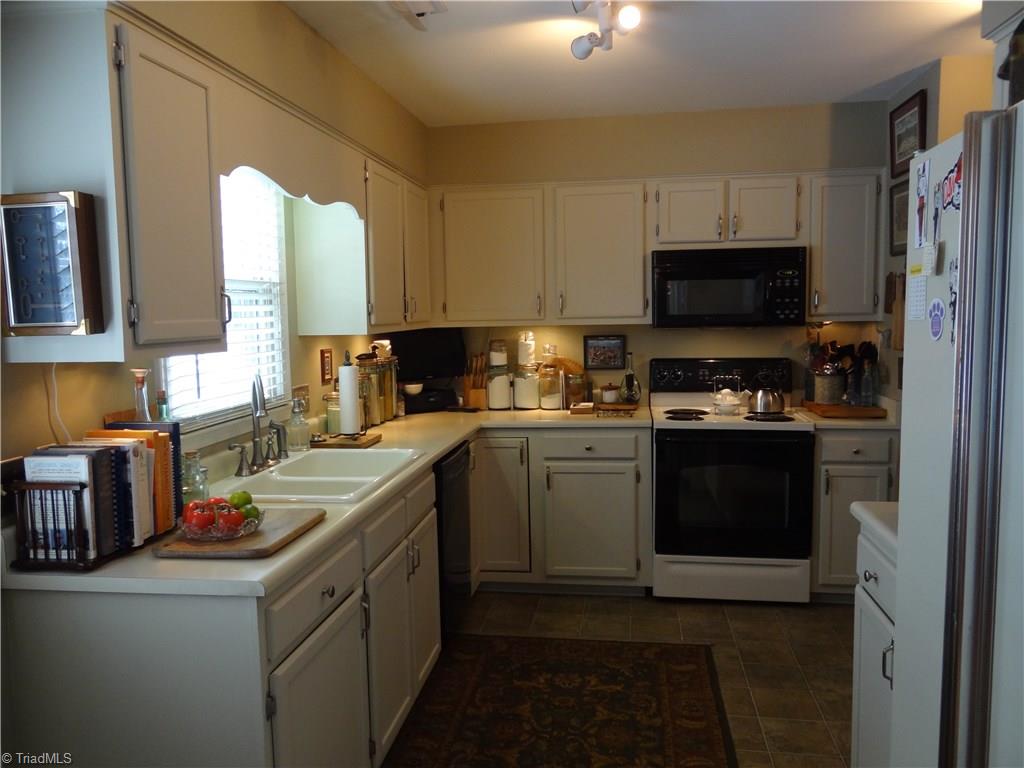2207 Acorn Ridge Road Greensboro, NC 27407 - Photo 3 of 18 Built in microwave, range and dishwasher