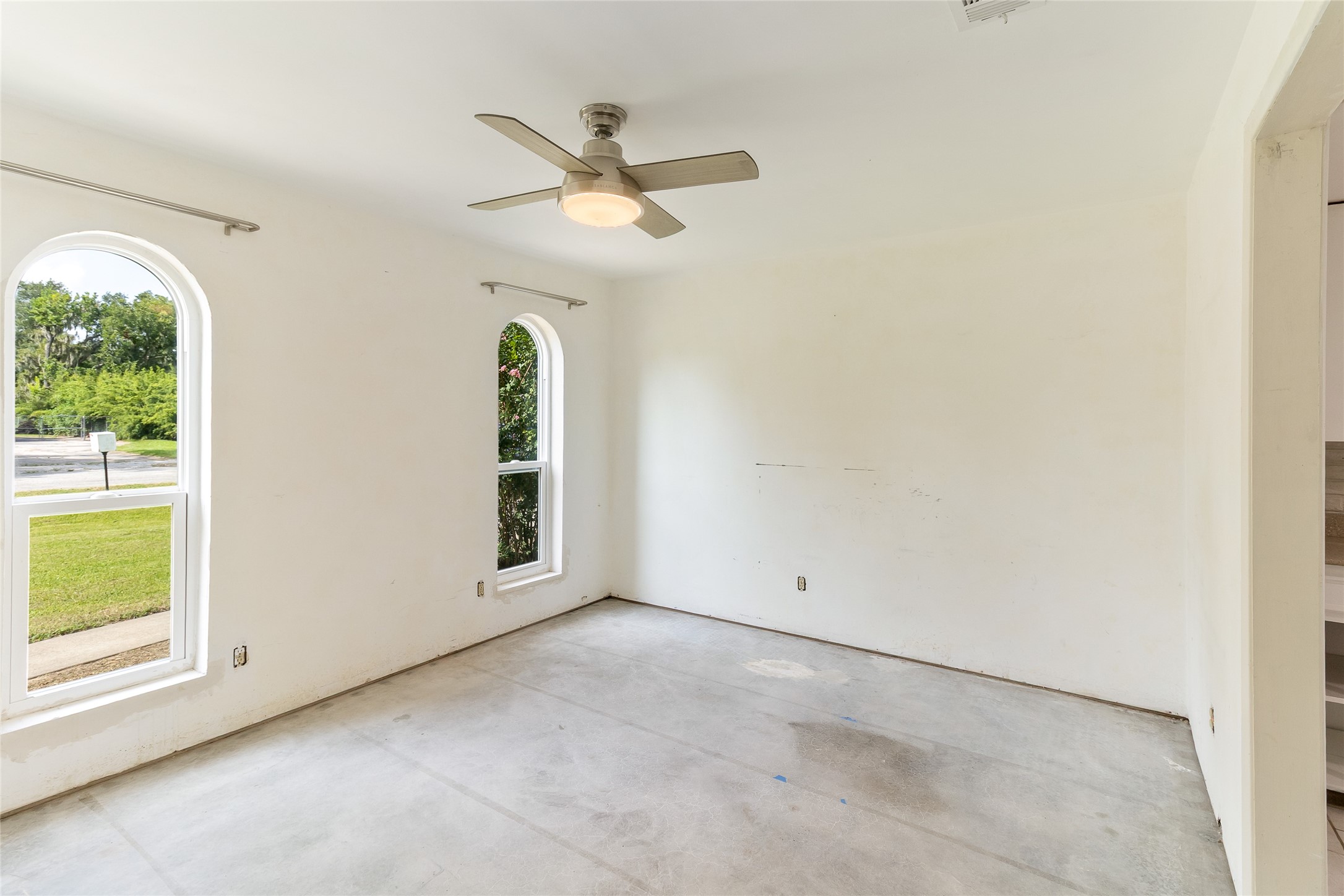 Located at the front of the home between the entryway and kitchen, this spacious flex room offers endless possibilities. Use it as a formal dining room for memorable family meals, a cozy den for relaxing and reading, or a comfortable home office.