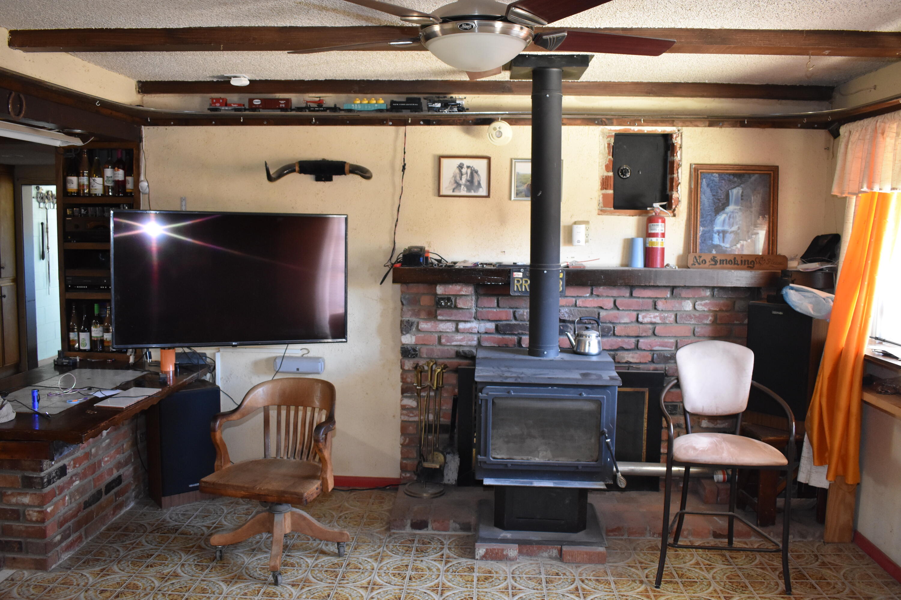 6293 Backus Road Mojave, CA 93501 - Photo 8 of 35 a living room with furniture and a flat screen tv
