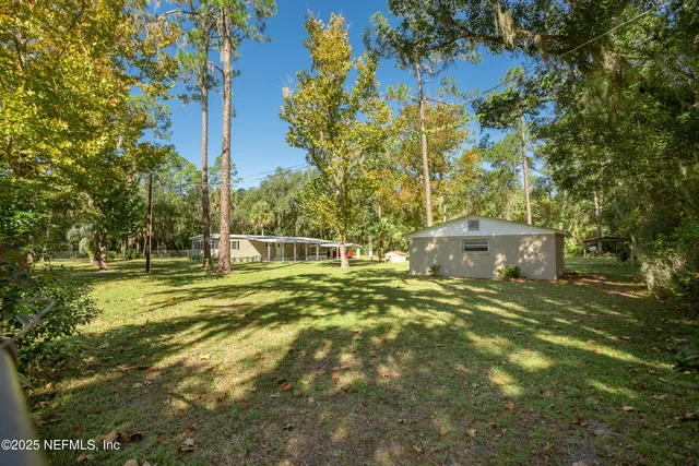 a view of a yard with a house