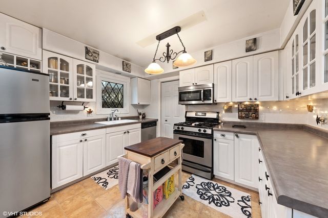 $195,500 | 507 South Lakeshore Drive, Mundelein, IL 60060