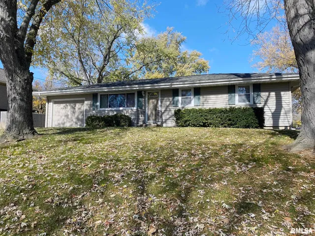 $1,995 | 1829 West Daytona Drive, Peoria, IL 61614