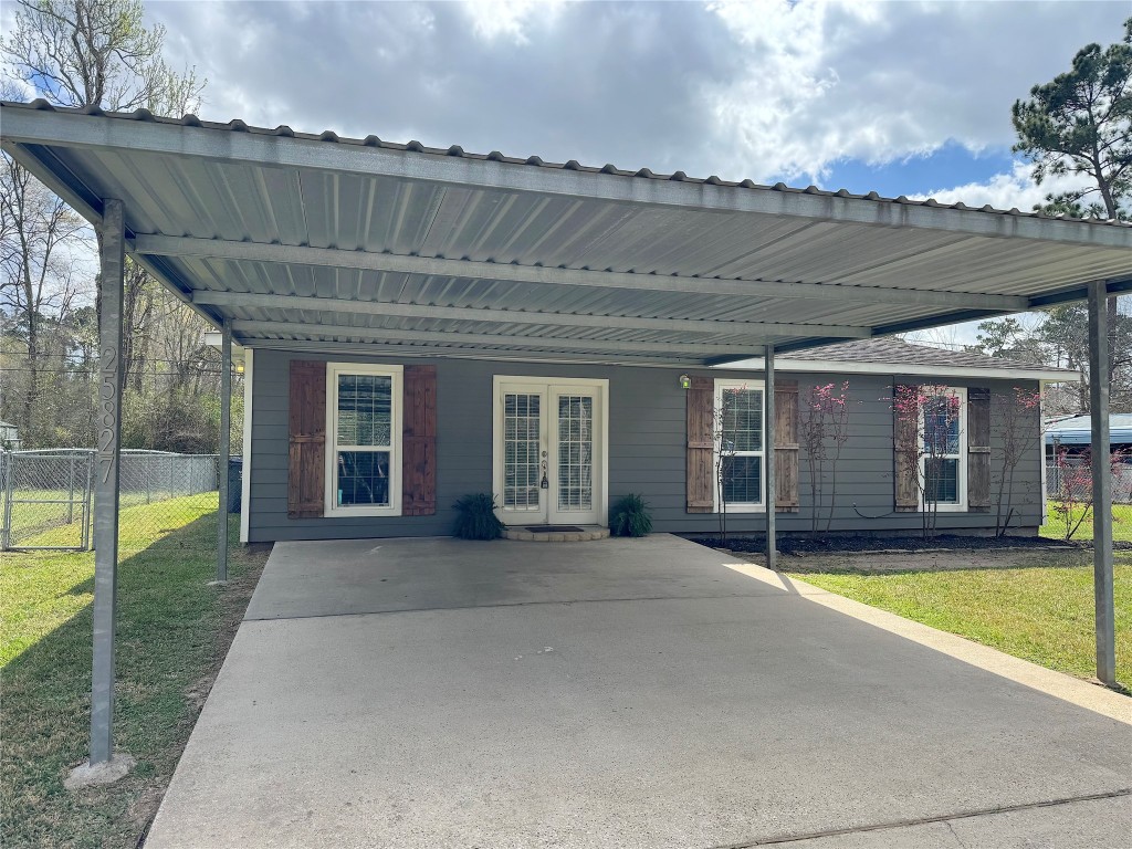 25827 Water Ridge Drive Huffman, TX 77336 - Photo 20 of 22 a view of a house with swimming pool in front of it